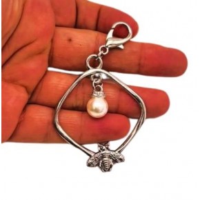 Çanta Aksesuar Gümüş Renk Çanta Süsü (Kare  Arılı İncili)